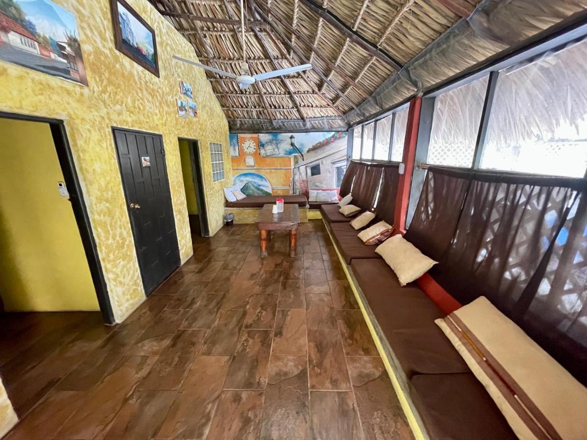 Johnnys Place Hotel Monterrico Exterior foto