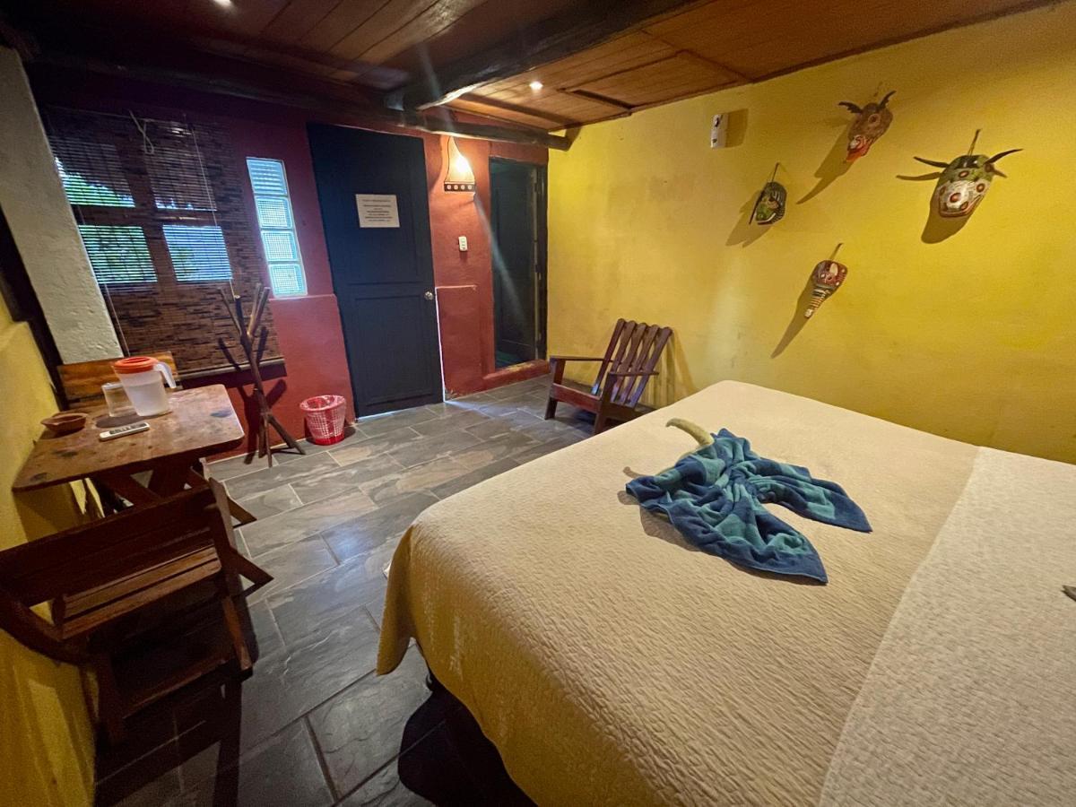 Johnnys Place Hotel Monterrico Exterior foto
